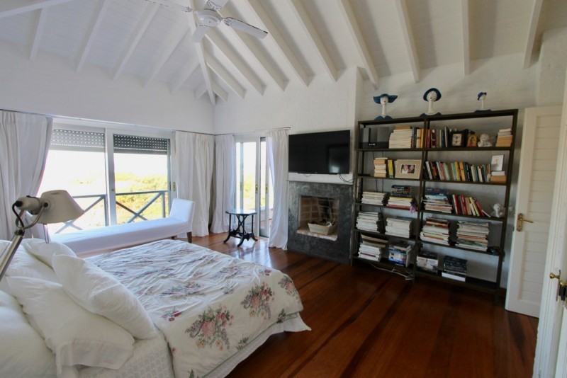 Impresionante casa estilo italiano frente al mar